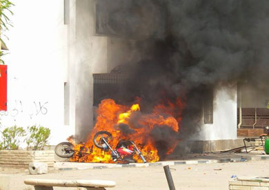 طلاب بجامعة المنصورة يعتدون على الأمن ويحرقون ثلاثة دراجات نارية