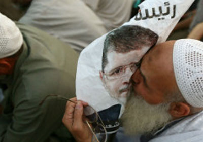 يتدفق انصار مرسي من عدة محافظات