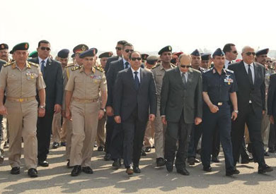 السيسي يتقدم مشيعي الجنازة