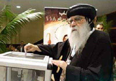 الانبا باخوميوس قائم مقام البطريرك اثناء ادلائه بصوته