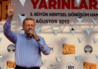 أردوغان يرفع علامة رابعة