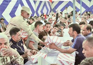 إحدى الموائد التي وزعتها القوات المسلحة على مستوى محافظات الجمهورية خلال الشهر الكريم‎