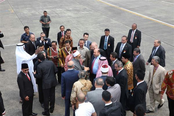 شيخ الأزهر يغادر إندونيسيا متوجها إلى سنغافورة