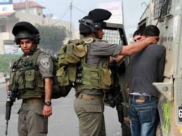 قوات إسرائيلية تعتقل 30 فلسطينيا في الضفة الغربية