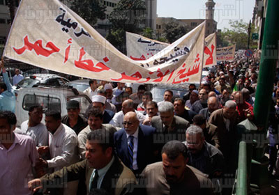 مؤيدو شيخ الازهر خلال مسيرتهم امس _ تصوير : على هزاع