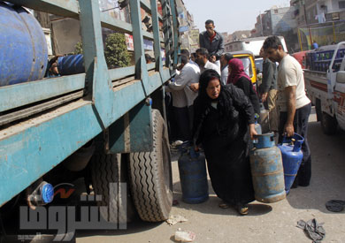 عذاب «الأنابيب» لا ينتهي ..وتضارب التصريحات يضاعف الأزمة  تصوير_هبة خليفة