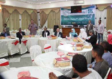 محافظ بني سويف يقيم افطار جماعي لعمال النظافة بالمحافظة