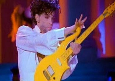 غيتار السحابة الصفراء كان واحدا من الآلات الموسيقية المفضلة لدى برنس، واشتراه مالك فريق كرة القدم الأمريكية إنديانا بوليس كولتس، مقابل 137 ألفا و500 دولار.