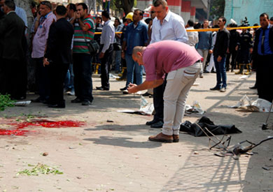 محلب ووزير الداخلية يزوران مصابي الشرطة في انفجار بولاق أبو العلا  – أرشيفية