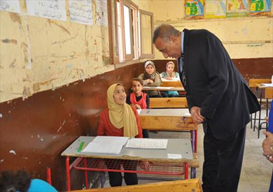 محافظ الجيزة خلال تفقده لجان امتحان العربي للشهادة الابتدائية