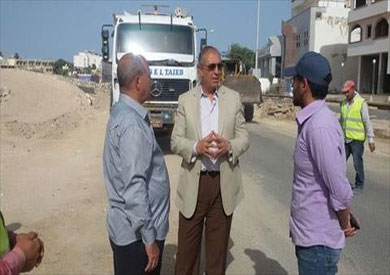 المحافظ احمد عبدالله اثناء تفقده الاعمال