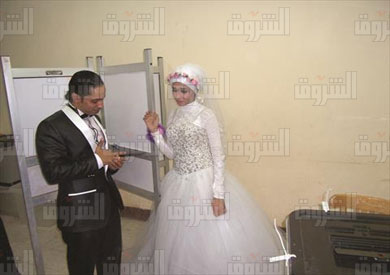 عريس وعروسة قاموا بالتصويت بلجنة مدرسة الأمل الإبتدائية بمدينة الخارجة بالوادى الجديد