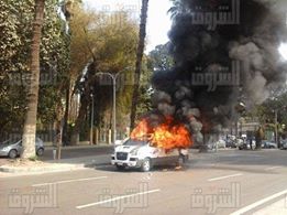 حريق سيارة أمام جامعة القاهرة بعد خروج مظاهرة طلابية