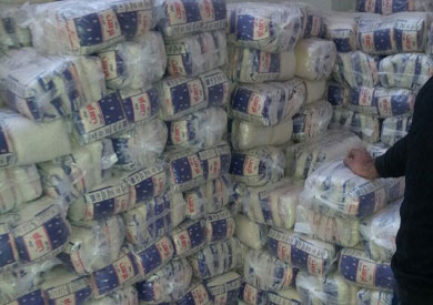 ضبط صاحب مصنع لتعبئة سكر ناقص الوزن وطن أرز بدون فواتير في بني سويف