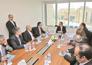 وزير الاتصالات مع قيادات مجموعة الدباغ