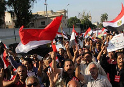 متظاهرون امام وزارة الدفاع