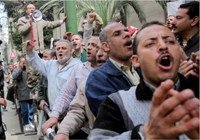 مظاهرة لعمال مصر ايران للغزل والنسيج بعد وقف الإدارة عمل المصنع – أرشيفية