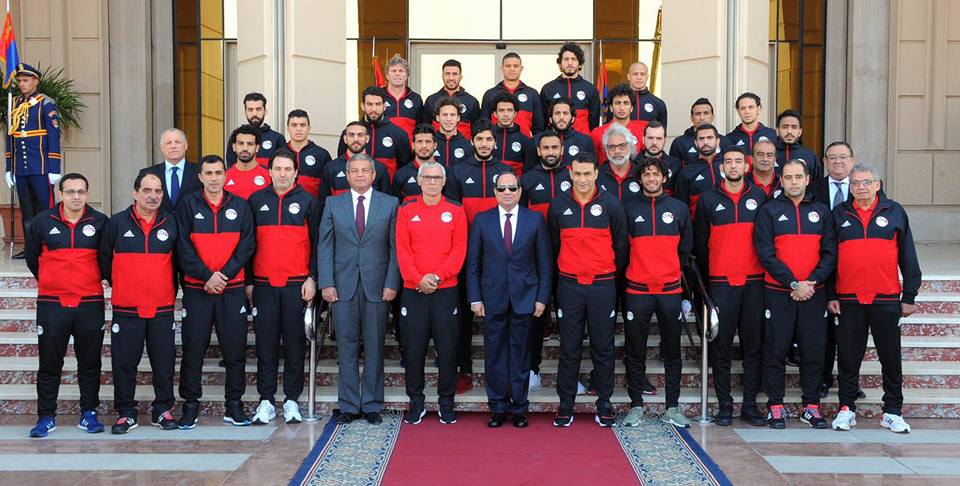 السيسي يستقبل بعثة المنتخب الوطني بمطار القاهرة
