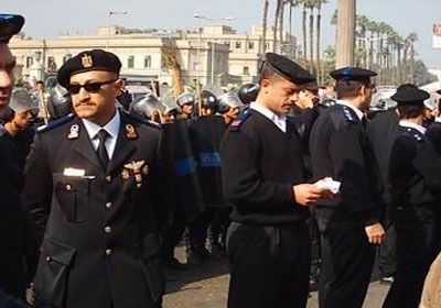 ضباط شرطة خلال المظاهرات  - أرشيفية