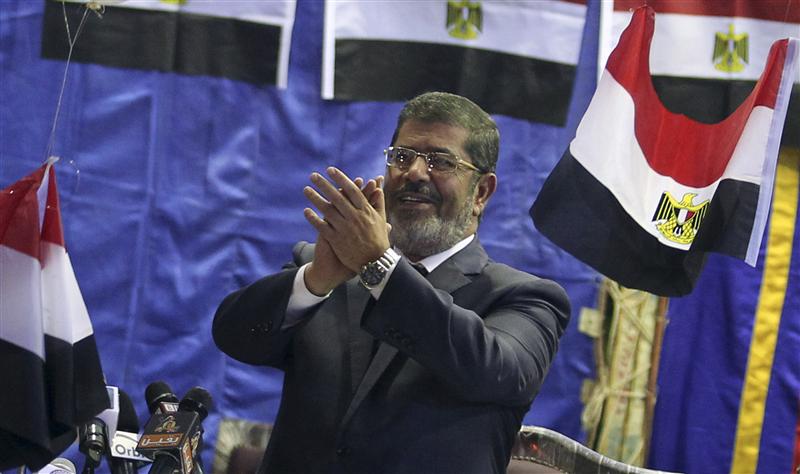محمد مرسي في مؤتمر انتخابي - رويترز