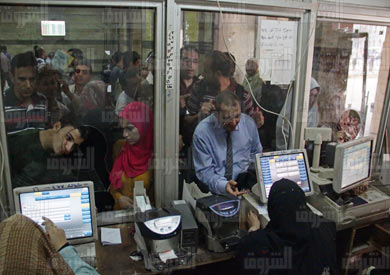 زحام المواطنين على شبابيك تذاكر حجز قطارات السكة الحديد - تصوير: جيهان نصر
