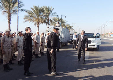 مدير أمن السويس يحضر طابور ضاحيه لمجندين بطريق الكورنيش