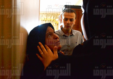 والدة النقيب الشهيد محمد درويش تبكى أثناء تلقيها العزاء فى منزلها بالإسكندرية - تصوير: أميرة مرتضى