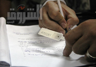 أحد القضاة يغلق الصندوق بالقفل الرقمي بعد امتلائه بالبطاقات    تصوير-روجيه أنيس