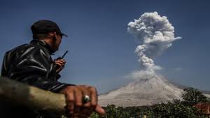بركان يطلق رمادا في جزيرة سومطرة الإندونيسية