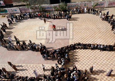 المصريون ينتظرون الاستفتاء على التعديلات الدستورية - تصوير: أحمد عبد الفتاح