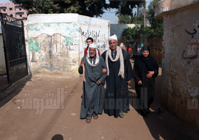أسرة في طريقها إلى لجنة الاستفتاء - تصوير: صبري خالد