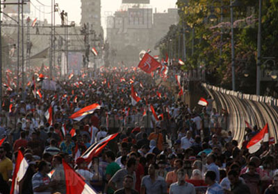 تظاهر العشرات فى الاتحادية لاسقاط الرئيس - تصوير: علي هزاع