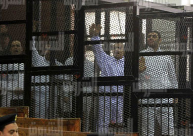 المتهمين داخل قفص التهام أثناء المحاكمة - أرشيفية