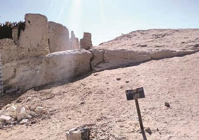 بقايا قصر الفرافرة القديم فوق ربوة مرتفعة