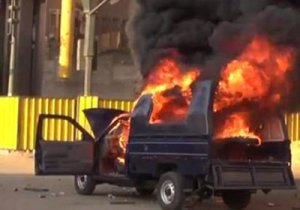 العشرات من مؤيدي مرسي يشعلون النيران بسيارة شرطة أمام مركز تجاري شهير في 6 أكتوبر – أرشيفية