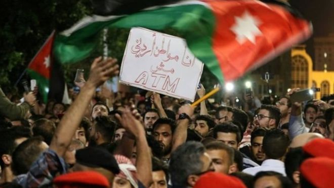 كان المتظاهرون قد أجبروا رئيس الوزراء، هاني الملقي، على الاستقالة