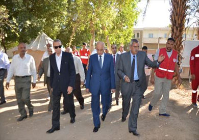 حافظ قنا ومدير الامن يتفقدان مركز الآغاثة