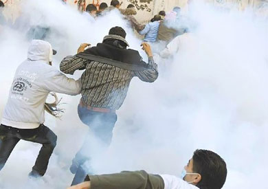 قوات الأمن وهي تطلق قنابل الغاز المسيل للدموع - أرشيفية