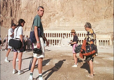 عدد من السياح الأجانب خلال زيارتهم للمعالم الأثرية بمحافظة أسيوط-ارشيفية