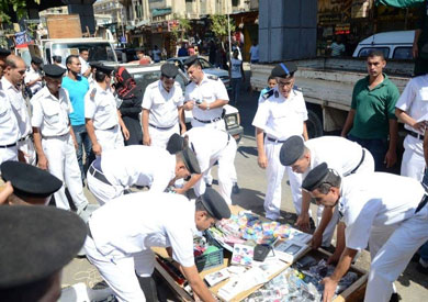 حي وسط القاهرة يرفع إشغالات «المعز والدرب الأصفر»