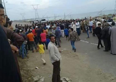 عشرات الصيادين يقطعون الطريق الدولي في كفر الشيخ