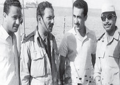 » مايو 1976 « حمدي قنديل مع ضباط على ضفة القناة وإلى اليسار المصور فاروق صالح