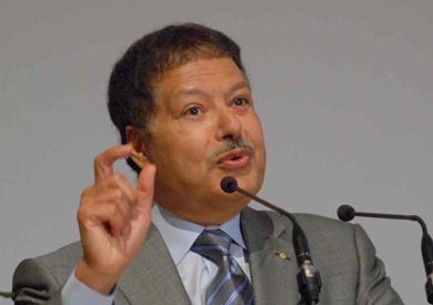 العالم المصري الدكتور أحمد زويل