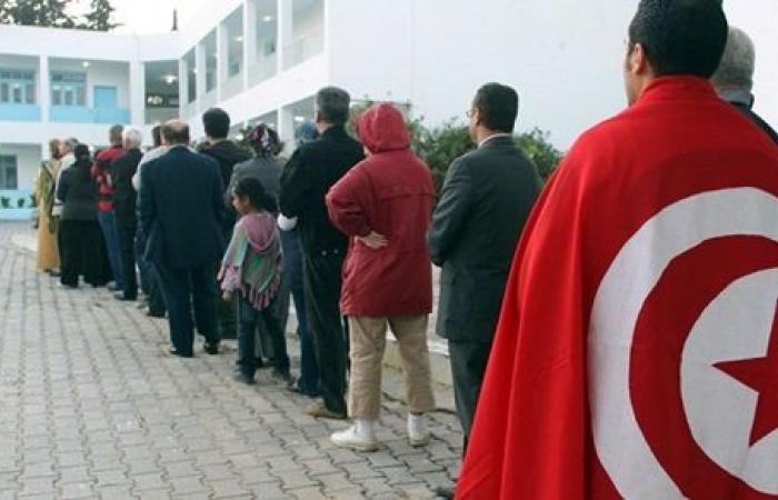التونسيون يدلون بأصواتهم في أول انتخابات بلدية بعد الثورة