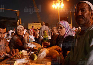 مؤيدو مرسي يعدون موائد الإفطار بالألف مسكن