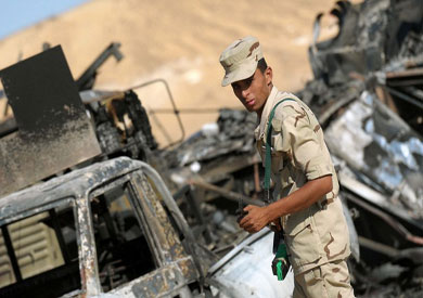 «أسوشيتدبرس»: مسلحون أسروا جنود واستولوا على أسلحة وسيارات مدرعة في سيناء