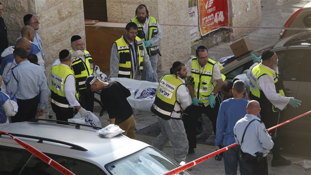 نقل ضحايا حادث الهجوم على كنيس في القدس - أرشيفية