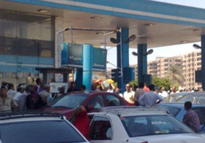 محطات وقود بمزدحمة بالسيارات