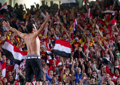 المشجعون في مباراة مصر والجزائر باستاد القاهرة عام 2009