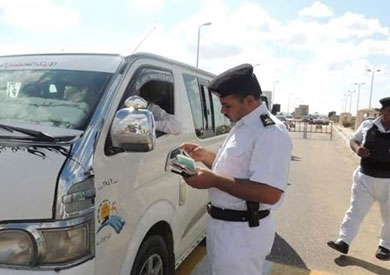 تواجد رجال المرور على احد الطرق ارشيفية